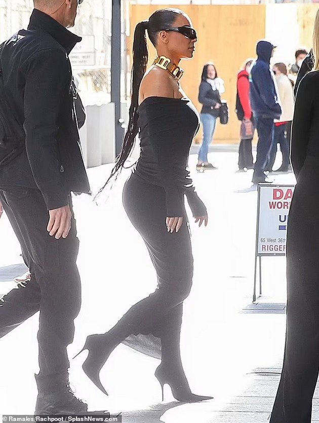 Kim Kardashian is again targeting jokes for bizarre outfit