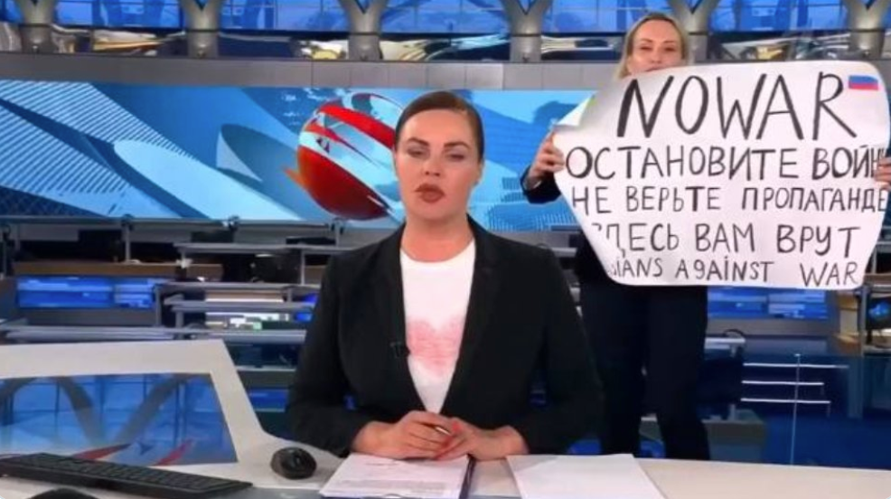 Scandal on Russian state television: The editor in the middle of the news came out with a banner "No to the war, do not believe in propaganda"