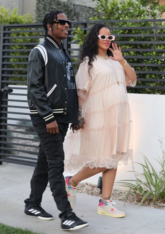 PHOTO: Rihanna with her beloved ASAP Rocky while shopping in Los Angeles