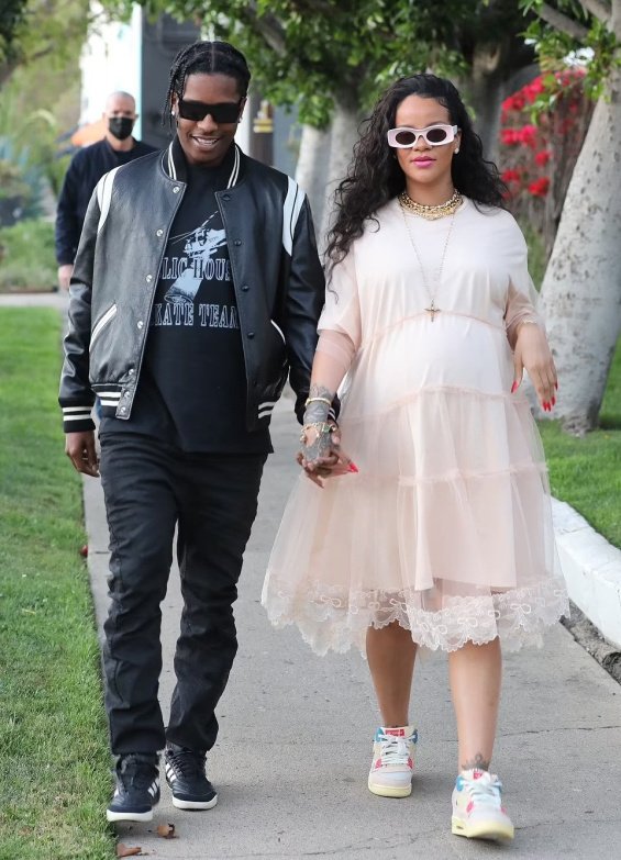 PHOTO: Rihanna with her beloved ASAP Rocky while shopping in Los Angeles