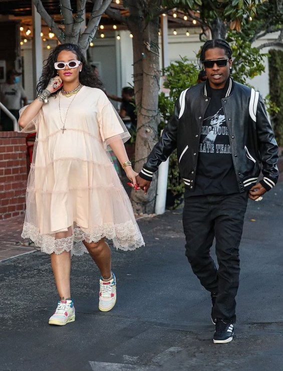 PHOTO: Rihanna with her beloved ASAP Rocky while shopping in Los Angeles