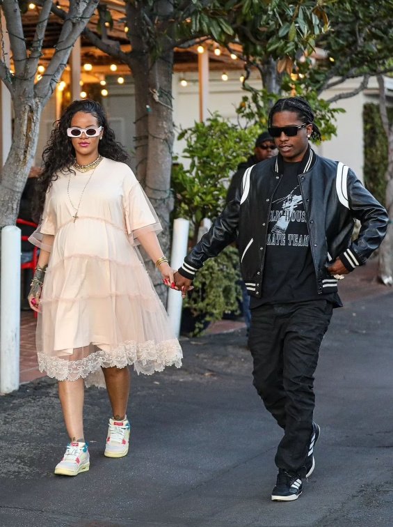 PHOTO: Rihanna with her beloved ASAP Rocky while shopping in Los Angeles