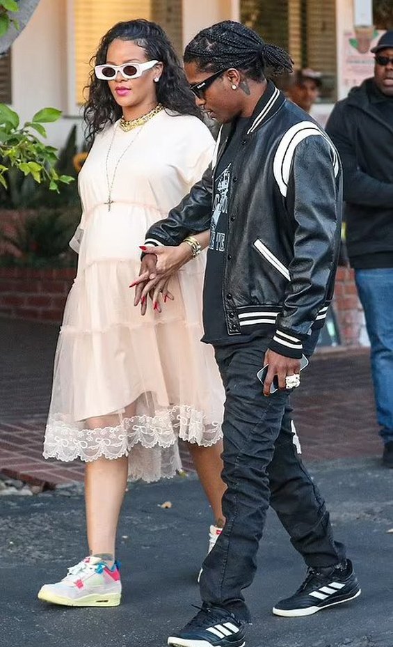 PHOTO: Rihanna with her beloved ASAP Rocky while shopping in Los Angeles