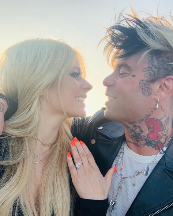 Marriage proposal in Paris: Avril Lavigne is engaged in the City of Love