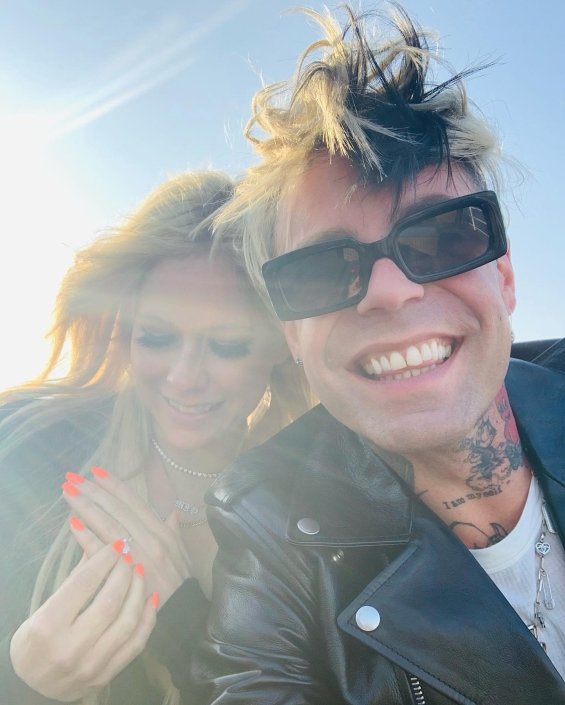 Marriage proposal in Paris: Avril Lavigne is engaged in the City of Love