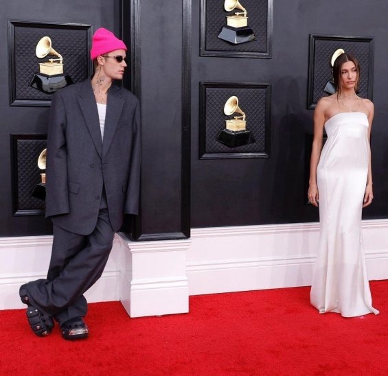 Justin Bieber kissed his wife Hailey on the red carpet at the Grammys - He received criticism for styling
