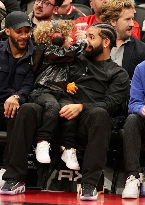 PHOTO: Drake with 4-year-old son Adonis at a basketball game in Toronto