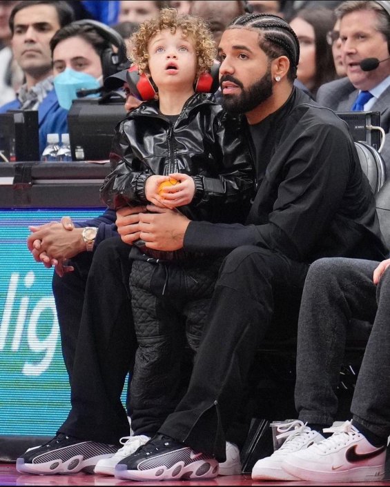 PHOTO: Drake with 4-year-old son Adonis at a basketball game in Toronto