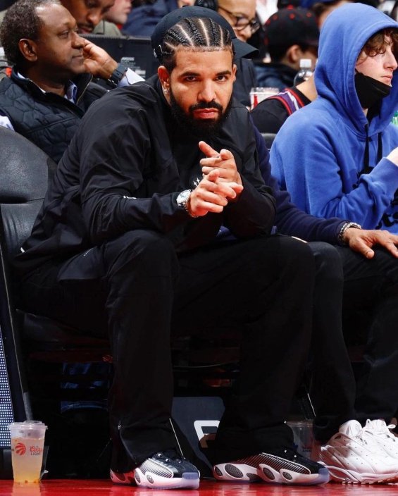 PHOTO: Drake with 4-year-old son Adonis at a basketball game in Toronto