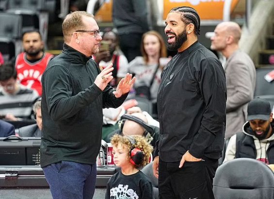 PHOTO: Drake with 4-year-old son Adonis at a basketball game in Toronto