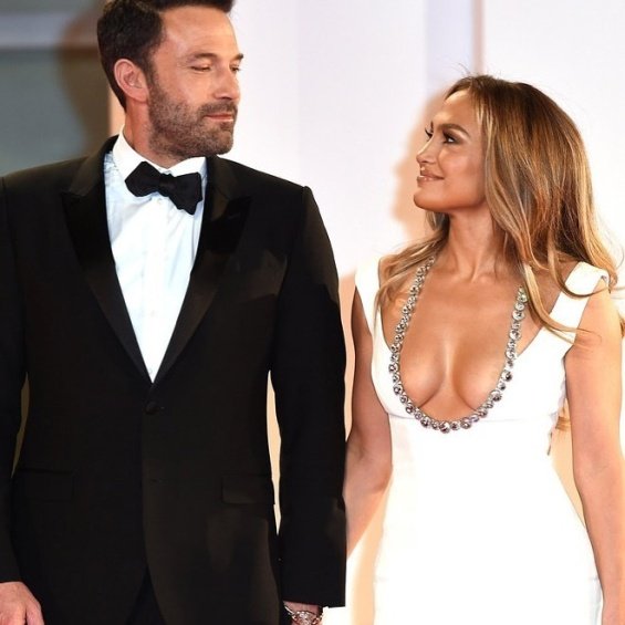 Jennifer Lopez shows the ring and reveals that she is engaged to Ben Affleck again