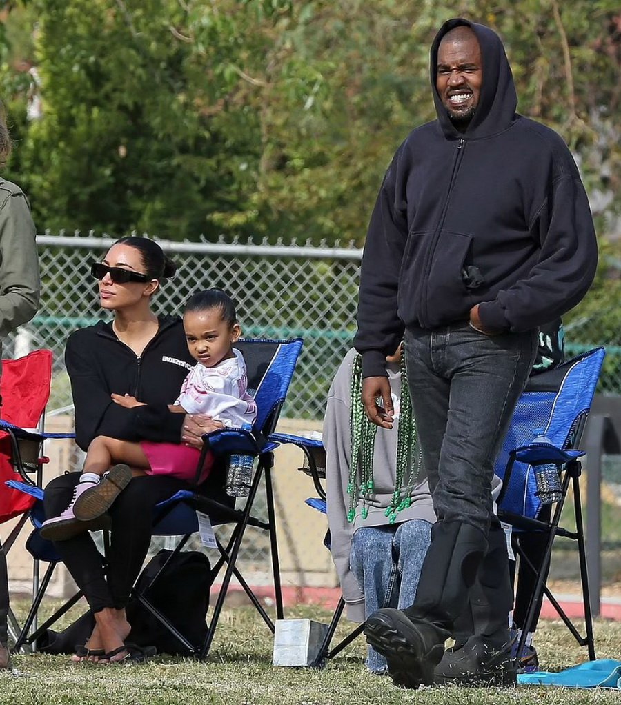 PHOTO: Kim Kardashian without makeup and accompanied by Kanye West