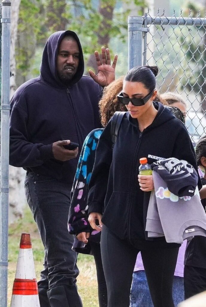 PHOTO: Kim Kardashian without makeup and accompanied by Kanye West