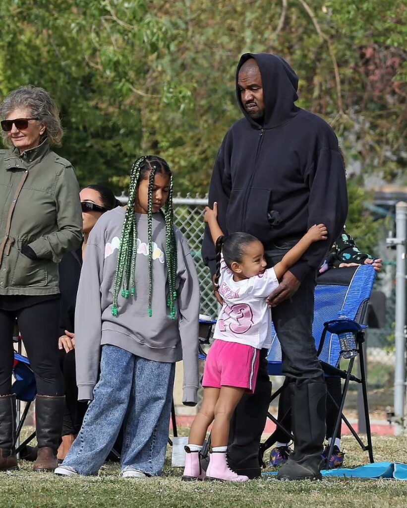 PHOTO: Kim Kardashian without makeup and accompanied by Kanye West