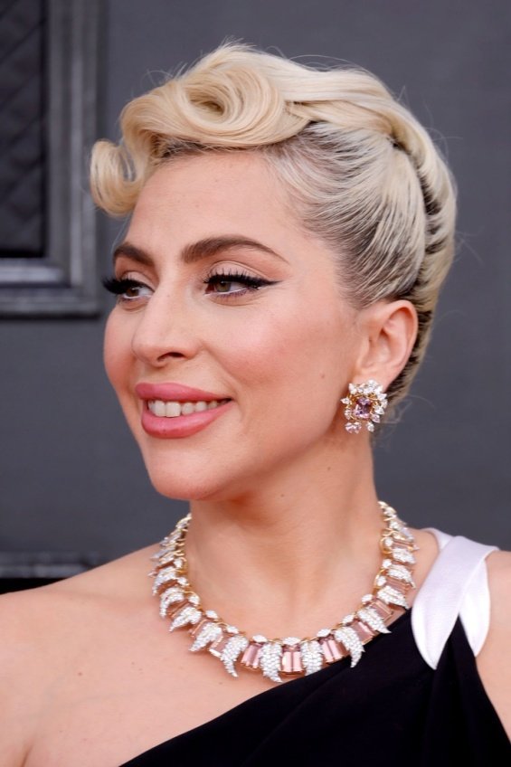 PHOTO: Lady Gaga immaculately elegant on the red carpet at the Grammy Awards 2022