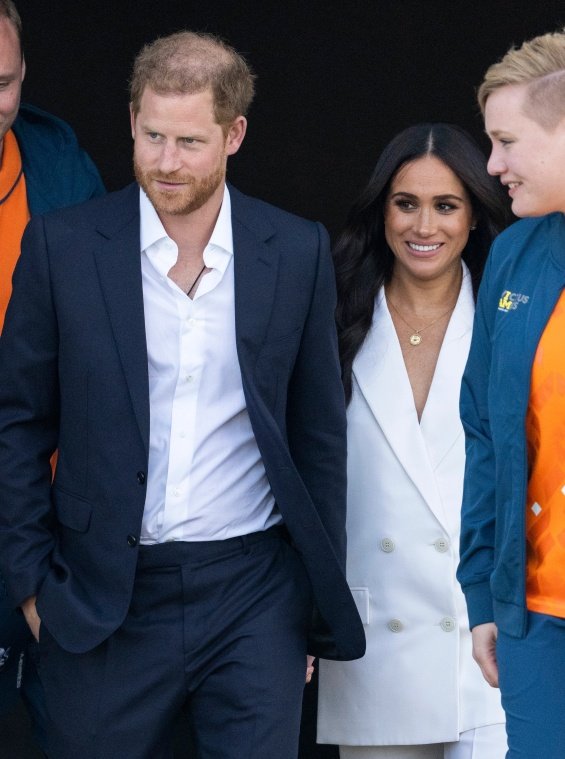 Meghan Markle in an elegant white suit next to Prince Harry in the Netherlands