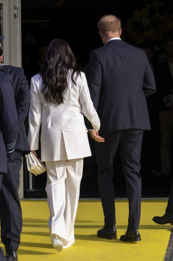 Meghan Markle in an elegant white suit next to Prince Harry in the Netherlands