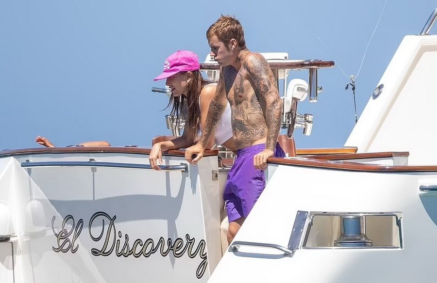 PHOTO: Justin and Hailey Bieber on a yacht in Mexico