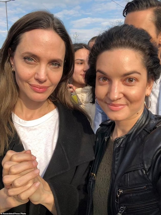 Angelina Jolie visits Ukraine - She was taken to a shelter after sirens sounded