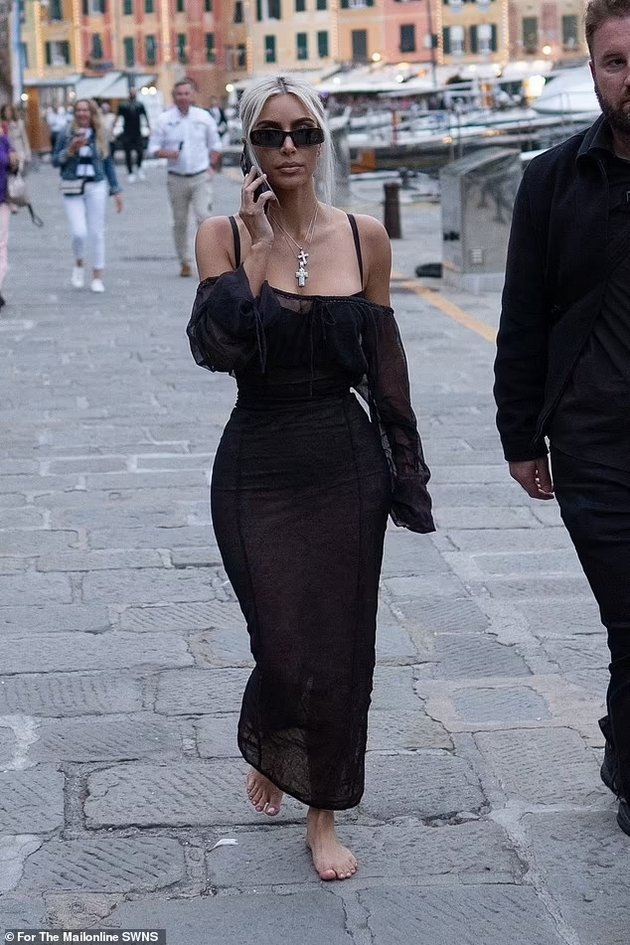 PHOTO: Kim Kardashian is walking barefoot in Italy