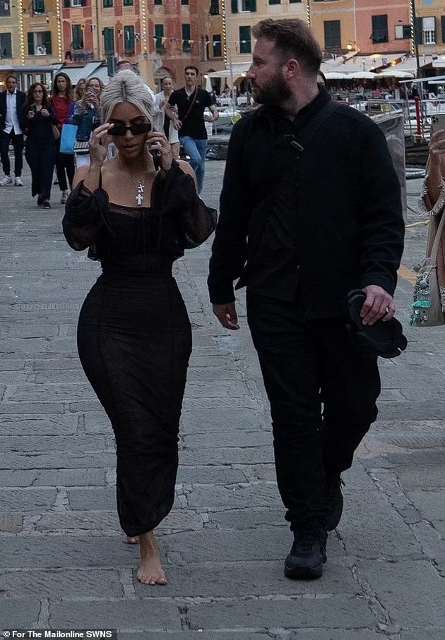 PHOTO: Kim Kardashian is walking barefoot in Italy