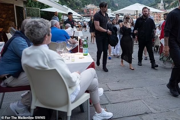 PHOTO: Kim Kardashian is walking barefoot in Italy