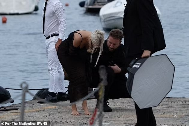 PHOTO: Kim Kardashian is walking barefoot in Italy