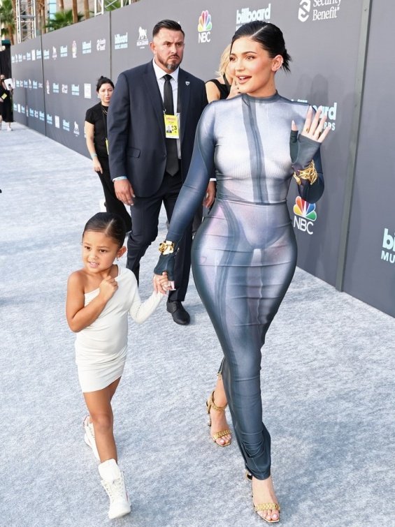 PHOTO: Kylie Jenner with Travis Scott and daughter Stormi at Billboard Music Awards