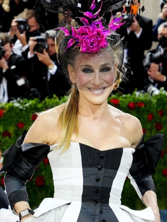 Sarah Jessica Parker in a black and white dress and a striking fashion accessory at the Met Gala 2022