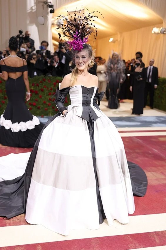 Sarah Jessica Parker in a black and white dress and a striking fashion accessory at the Met Gala 2022