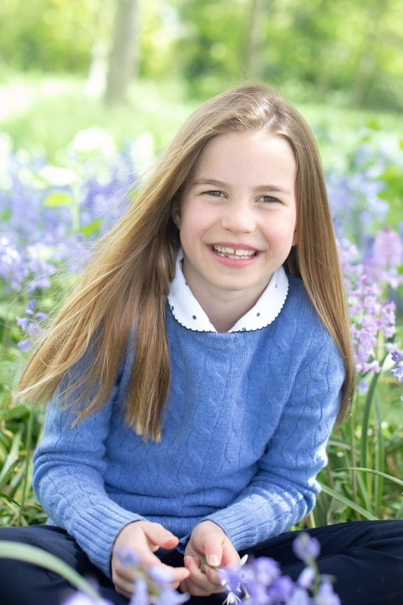 Little Princess Charlotte turns 7 - She posed for a birthday with her dog