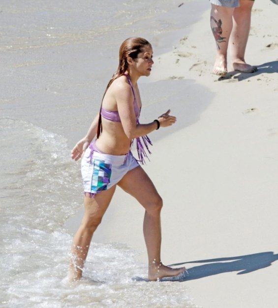 Shakira in a natural edition is having fun with the two children on the beach of Ibiza