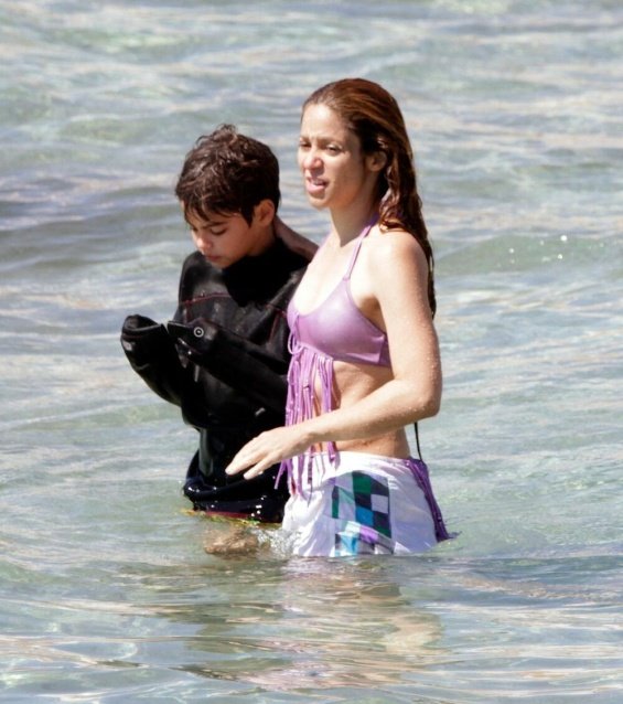 Shakira in a natural edition is having fun with the two children on the beach of Ibiza