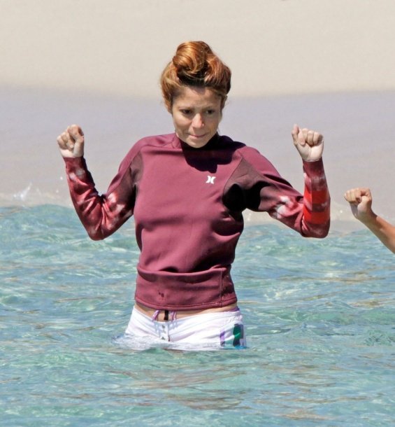 Shakira in a natural edition is having fun with the two children on the beach of Ibiza