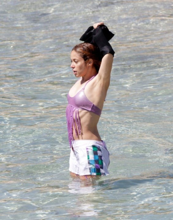 Shakira in a natural edition is having fun with the two children on the beach of Ibiza