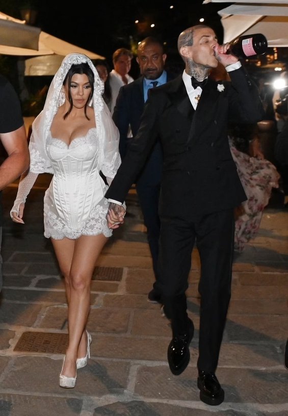 Kourtney Kardashian in a short dress from Dolce & Gabbana for the wedding with Travis Barker in Italy