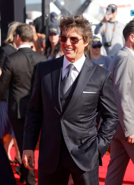 Arrival in style: Tom Cruise lands at the premiere of "Top Gun: Maverick" by helicopter