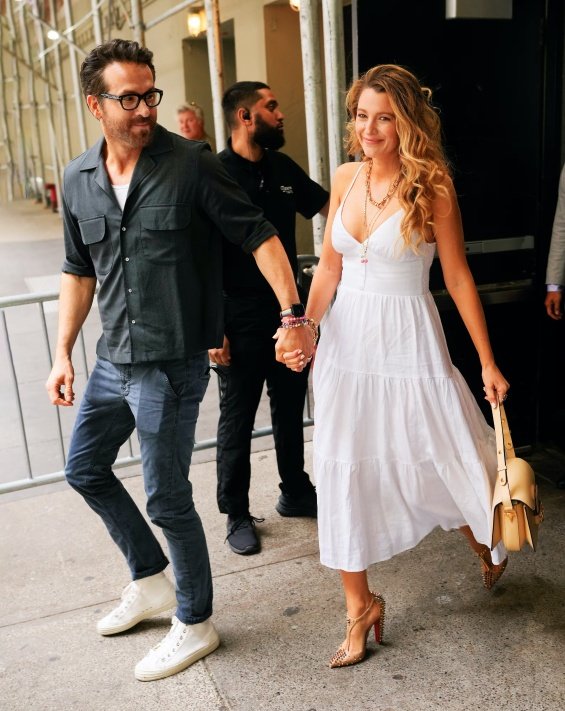 Blake Lively in summer styling hand in hand with Ryan Reynolds