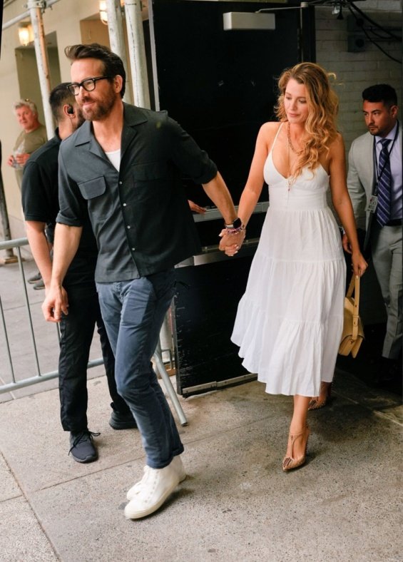 Blake Lively in summer styling hand in hand with Ryan Reynolds
