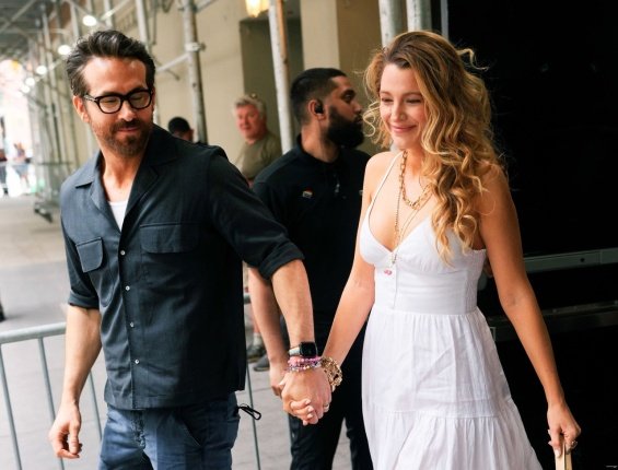 Blake Lively in summer styling hand in hand with Ryan Reynolds