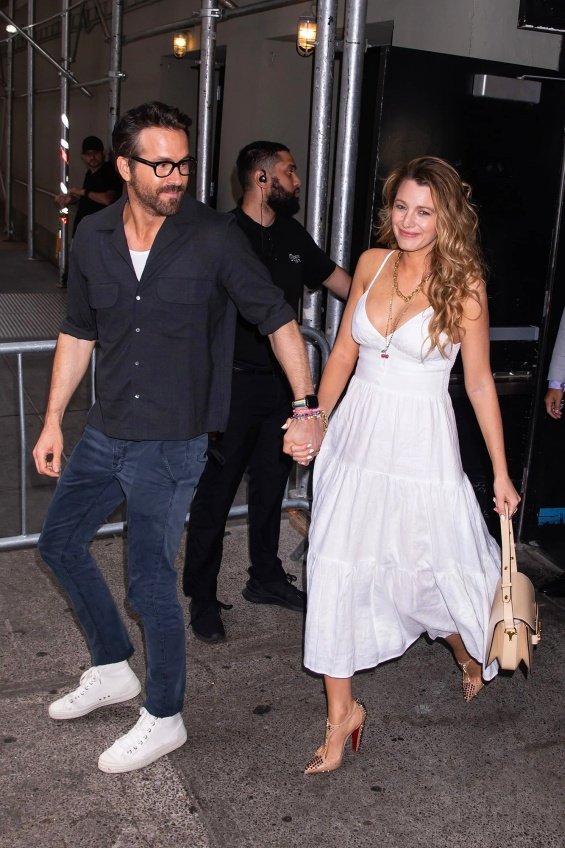 Blake Lively in summer styling hand in hand with Ryan Reynolds