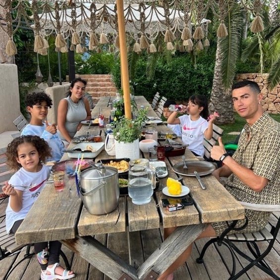 Georgina Rodríguez and Cristiano Ronaldo shared family photos with their five children