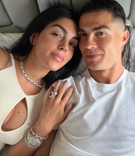 Georgina Rodríguez and Cristiano Ronaldo shared family photos with their five children