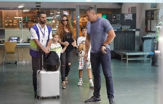 PHOTO: Shakira at Barcelona airport with two children after breaking up with Piqué