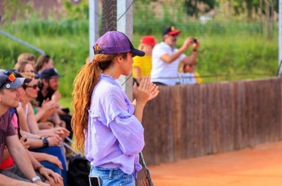 PHOTO: Shakira at Barcelona airport with two children after breaking up with Piqué