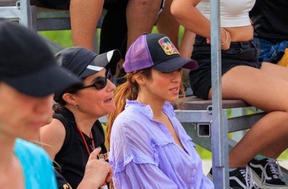 PHOTO: Shakira at Barcelona airport with two children after breaking up with Piqué