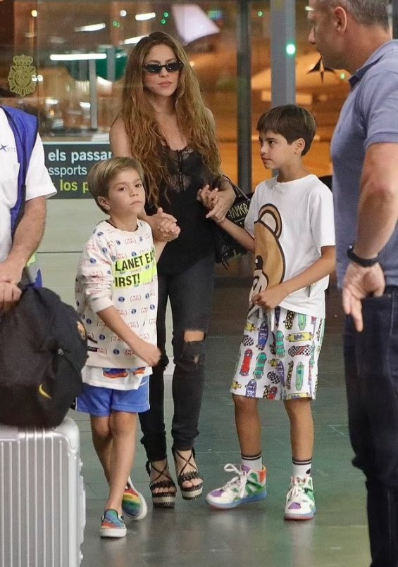 PHOTO: Shakira at Barcelona airport with two children after breaking up with Piqué