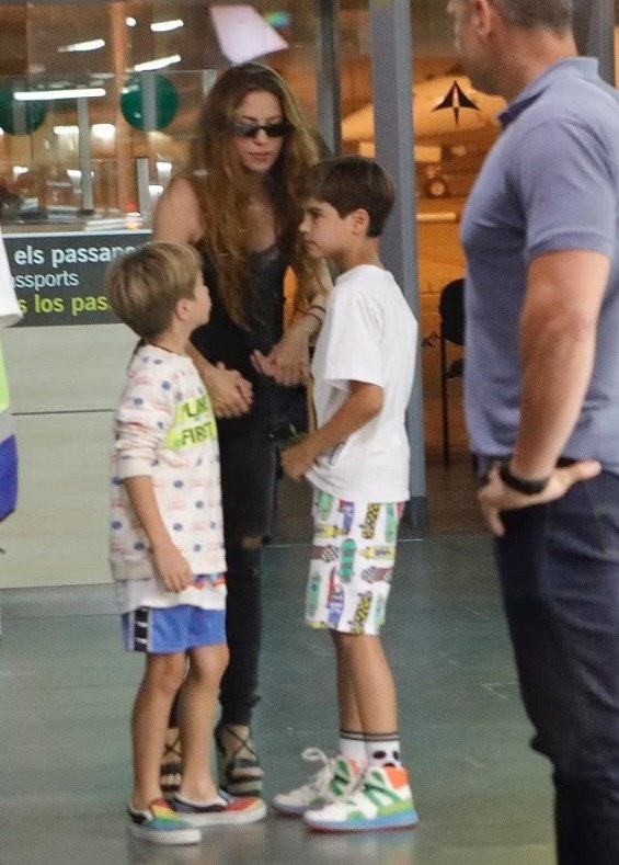 PHOTO: Shakira at Barcelona airport with two children after breaking up with Piqué