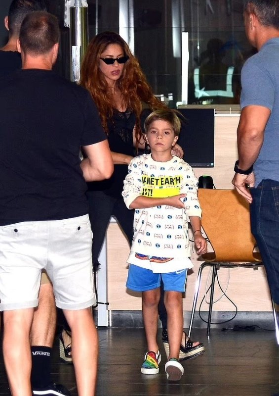 PHOTO: Shakira at Barcelona airport with two children after breaking up with Piqué