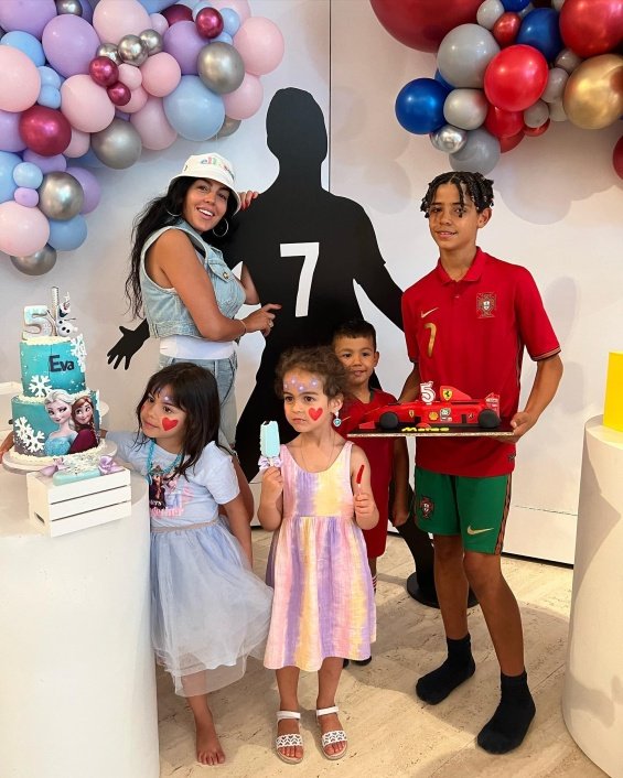 Georgina Rodríguez with children for the 5th birthday of the twins: "I love you with all my heart"